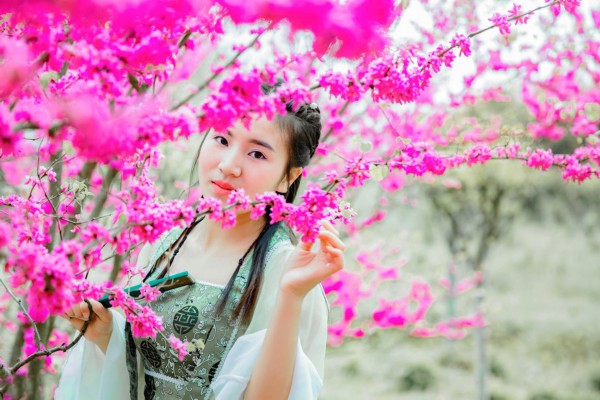 However, this looks too much like a woman, with fair skin, delicate face and petite figure. At first glance, it is really a woman. However, this looks too much like a woman, with fair skin, delicate face and petite figure. At first glance, it is really a woman.